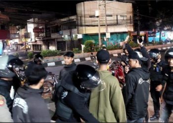 Anggota Polres Cimahi mendatangi tempat sekelompok pemuda mabuk meresahkan masyarakat di Jalan Rorojongrang, Cimahi Selatan, Jum'at (19/04/2024) pagi.(Foto:Istimewa)