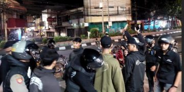 Anggota Polres Cimahi mendatangi tempat sekelompok pemuda mabuk meresahkan masyarakat di Jalan Rorojongrang, Cimahi Selatan, Jum'at (19/04/2024) pagi.(Foto:Istimewa)
