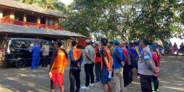 Tim pencari gabungan hentikan pencarian anak tenggelam di area Tempat Pelelangan Ikan di Dusun Cireuma RT 008 RW 003 Desa Kertamukti Kecamatan Cimerak Kabupaten Pangandaran.