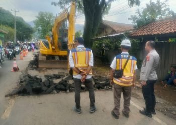 Polisi atur lalin saat dilakukan perbaikan pipa PDAM dan perbaikan jalan di Jalan Raya Soreang Ciwidey Kec. Soreang Kab. Bandung.
