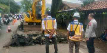 Polisi atur lalin saat dilakukan perbaikan pipa PDAM dan perbaikan jalan di Jalan Raya Soreang Ciwidey Kec. Soreang Kab. Bandung.