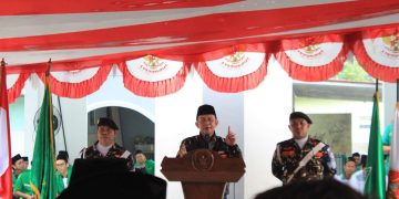 Pj Bupati Bekasi Dani Ramdan menyambut kedatangan para peserta Goes 90 KM Gerakan Pemuda Ansor (GP-Ansor) di Komplek Makam KH. Ma'mun Nawawi di Pondok Pesantren Al-Baqiyatussholihat, Desa Sindangmulya Kecamatan Cibarusah, pada Minggu (21/4/2024).