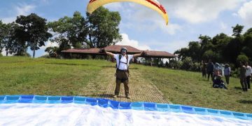 Pj Bupati Garut Barnas Adjidin jajal wisata paralayang di Bukit Haruman Jingga, Senin (15/4/2024). (FOTO: Humas Kab. Garut)