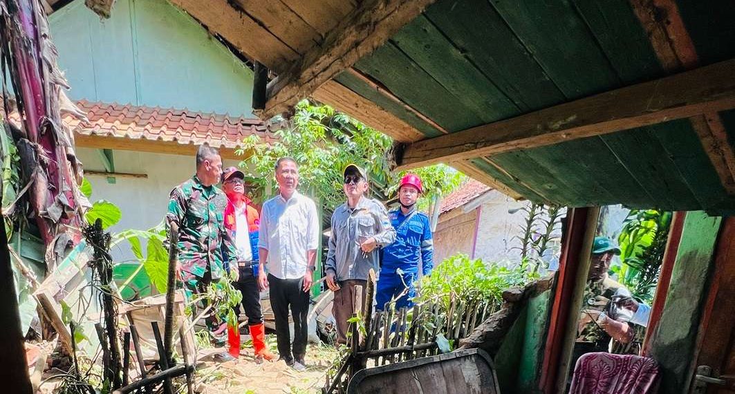 Pj Gubernur Jabar Bey Machmudin ecek lokasi terdampak gempa di Garut, tepatnya di Kecamatan Cilawu Kabupaten Garut pada Minggu (28/4/24) pagi.