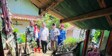 Pj Gubernur Jabar Bey Machmudin ecek lokasi terdampak gempa di Garut, tepatnya di Kecamatan Cilawu Kabupaten Garut pada Minggu (28/4/24) pagi.