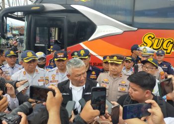Pj Wali Kota Bandung memberikan keterangan usai apel siaga dan cek Terminal Cicaheum