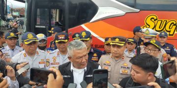 Pj Wali Kota Bandung memberikan keterangan usai apel siaga dan cek Terminal Cicaheum