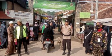 Polisi amankan Haul Maqom Kampung Mahmud yang ramai dikunjungi orang pasca Lebaran 2024.