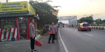 Polisi Indramayu edukasi aktivitas penyapu koin di Jembatan Sewo Indramayu jelang libur Lebaran 2024.