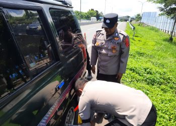 Polisi bantu pemudik pecah ban mobil di Tol Padaleunyi Minggu (14/4/2024).