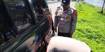 Polisi bantu pemudik pecah ban mobil di Tol Padaleunyi Minggu (14/4/2024).