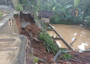 Polisi cek rumah warga terkena longsor di Dusun Cikalagen Desa Tanjung Sari Kecamatan Sadananya Kabupaten Ciamis Rabu 24 April 2024.