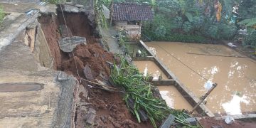 Polisi cek rumah warga terkena longsor di Dusun Cikalagen Desa Tanjung Sari Kecamatan Sadananya Kabupaten Ciamis Rabu 24 April 2024.