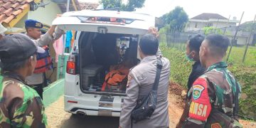Mayat anak laki-laki ditemukan di Waduk Jatigede Sabtu (20/4/2024). diduga korban hanyut dari Garut. Korban sudah dievakuasi oleh BPBD, TNI, Polri Kecamatan Wado dan warga masyarakat. 9FOTO: Istimewa)