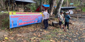 Polres Tasikmalaya pasang spanduk kamtibmas di sejumlah obyek wisata jelang Libur Lebaran 2024, Rabu (3/4/2024).