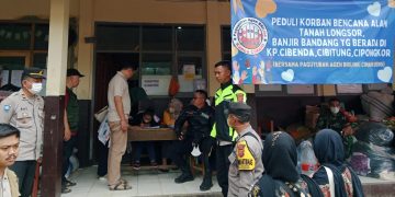 Polisi terus jaga warga korban longsor di Desa Cibenda Kecamatan Cipongkor Kabupaten Bandung Barat.