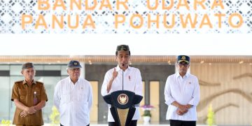 Presiden Jokowi meresmikan Bandara Panua Pohuwato, di Kabupaten Pohuwato, Gorontalo, Senin (22/04/2024). (Foto: BPMI Setpres) Read more: https://setkab.go.id/presiden-jokowi-resmikan-bandara-panua-pohuwato-di-gorontalo/