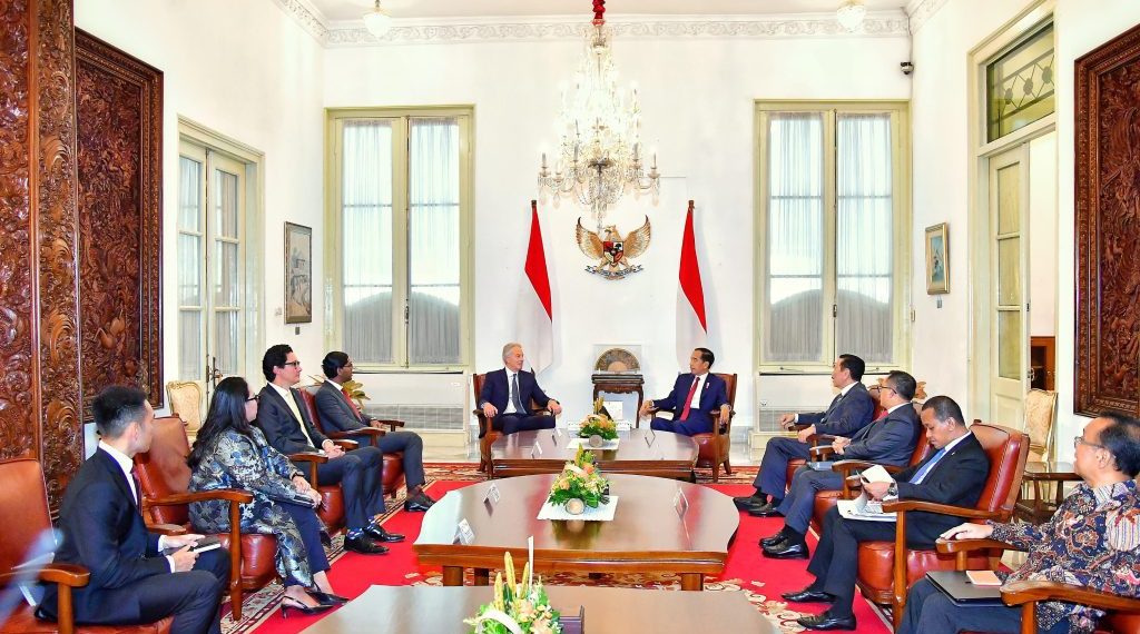 Presiden Jokowi saat menerima mantan Perdana Menteri Inggris Tony Blair beserta delegasi, di Istana Merdeka, Jakarta, Kamis (18/04/2024). (Foto: BPMI Setpre/Vico) Read more: https://setkab.go.id/bertemu-tony-blair-presiden-jokowi-bahas-investasi-energi-dan-percepatan-transformasi-digital/