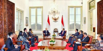 Presiden Jokowi saat menerima mantan Perdana Menteri Inggris Tony Blair beserta delegasi, di Istana Merdeka, Jakarta, Kamis (18/04/2024). (Foto: BPMI Setpre/Vico) Read more: https://setkab.go.id/bertemu-tony-blair-presiden-jokowi-bahas-investasi-energi-dan-percepatan-transformasi-digital/