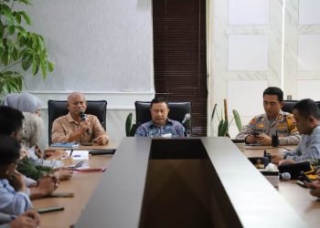 Penjabat (Pj) Bupati Garut, Barnas Adjidin, memimpin Rapat Lintas Sektoral dengan Jajaran Kepolisian Resor (Polres) Garut di Ruang Pamengkang, Kecamatan Garut Kota, Kabupaten Garut, pada Minggu (7/4/2024). (FOTO: Humas Kab. Garut)