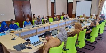 Pj Bupati Sumedang Yudia Ramli didampingi Plh Sekretaris Daerah Tuti Ruswati melaksanakan pembinaan dan evaluasi terhadap Badan Usaha Milik Daerah (BUMD) Kabupaten Sumedang di Ruang Rapat Cakrabuana, PPS, Senin (29/4/2024).