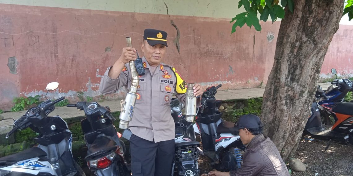 Polsek Cikelet Polres Garut razia kendaraan yang menggunakan knalpot tidak sesuai standar alias brong.