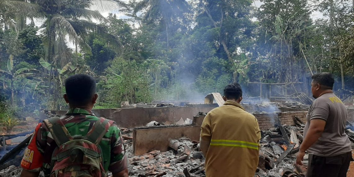 Rumah hangus akibat bakaran sampah di pekarangan yang merembet ke rumah ketika pemiliknya pergi berkebun.