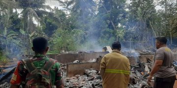 Rumah hangus akibat bakaran sampah di pekarangan yang merembet ke rumah ketika pemiliknya pergi berkebun.