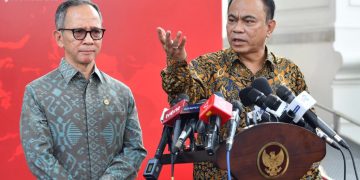 Menkominfo Budi Arie Setiadi dan Ketua Dewan Komisioner OJK Mahendra Siregar memberikan keterangan pers di Kompleks Istana Kepresidenan Jakarta, Kamis (18/04/2024). (Foto: Humas Setkab/Jay)