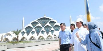 Sekretaris Daerah Provinsi Jawa Barat, yang juga Ketua Harian Dewan Eksekutif Masjid Raya Al Jabbar Herman Suryatman mendatangi langsung ke seluruh area masjid.