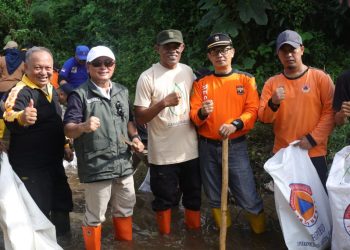 Sekda Kabupaten Kuningan Dian Rachmat Yanuar ajak warga pelihara lingkungan sungai saat peringatan Hari Kartini 2024.