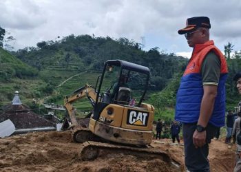 Sekda Garut Nurdin Yana tinjau longsor Banjarwangi. (FOTO: Humas Kabupaten Garut)
