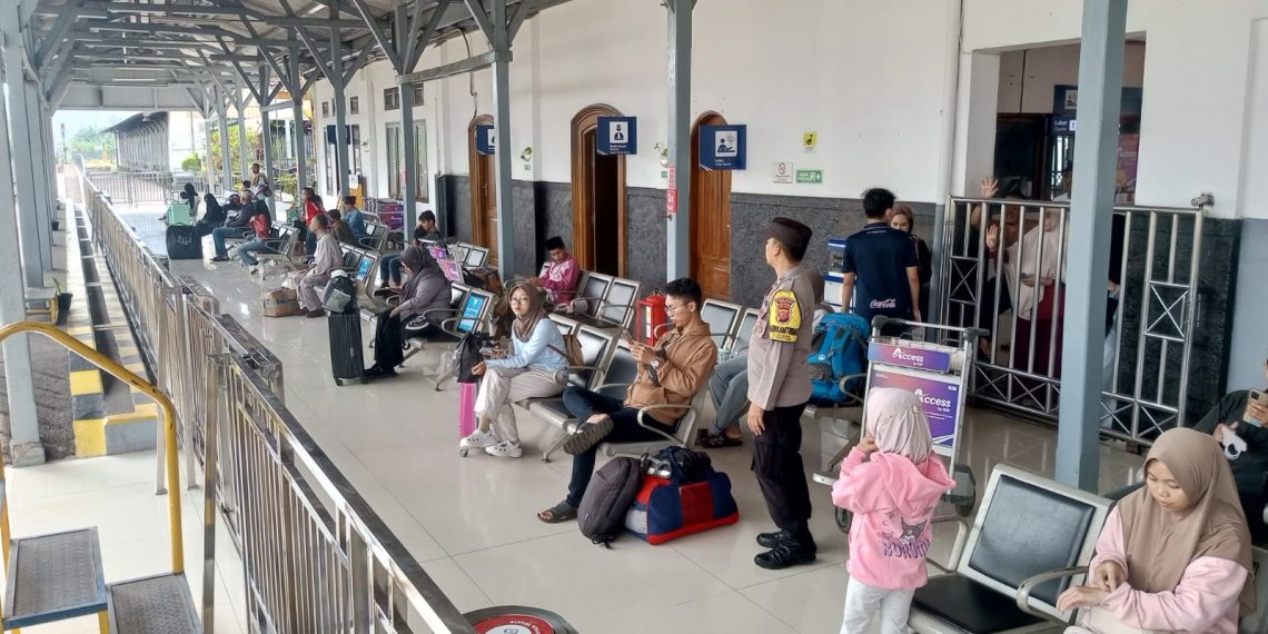 Polisi berjaga di Stasiun KA Banjar