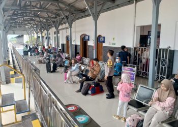 Polisi berjaga di Stasiun KA Banjar