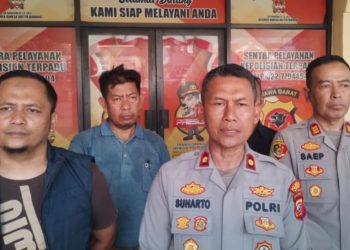 Kapolsek Cileunyi, Kompol Suharto, menjelaskan kronologi kasus suami bunuh istri, Selasa (30/04/2024).(Foto:Istimewa).