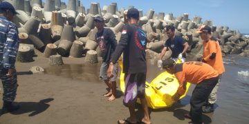 Tim pencari gabungan temukan korban kecelakaan laut dalam keadaan meninggal dunia Senin (22/4/2024).