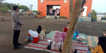 Wisata Bahari Kajawanan di Kota Cirebon ramai dikunjungi wisatawan pada Minggu (21/4/2024).