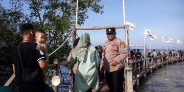 Polisi pantau Wisata Bahari Kejawanan Cirebon di libur Lebaran 2024 pada Sabtu (13/4/2024).