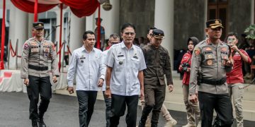 Bupati Ciamis Dr. H. Herdiat Sunarya hadir pada Apel Gelar Pasukan Operasi “Ketupat Lodaya 2024” Kabupaten Ciamis di halaman Pendopo Setda Kabupaten Ciamis. Rabu, 03/04/24.