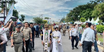 Polisi amankan Karnaval Budaya HUT Bandung Ke-383 yang berlangsung di area Pemkab Soreang Kabupaten Bandung Minggu (21/4/2024).