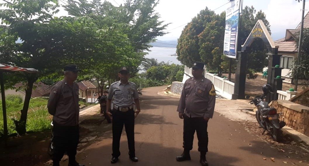 Kapolres Sumedang AKBP Joko Dwi Harsono mengemukakan untuk tetap menjaga keamanan dan ketertiban kawasan wisata selama libur Lebaran, pihaknya menurunkan sejumlah petugas di kawasan wisata. Seperti Kampung Buricak Burinong dan Taman Seribu Cahaya Dalam.