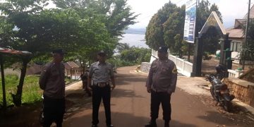 Kapolres Sumedang AKBP Joko Dwi Harsono mengemukakan untuk tetap menjaga keamanan dan ketertiban kawasan wisata selama libur Lebaran, pihaknya menurunkan sejumlah petugas di kawasan wisata. Seperti Kampung Buricak Burinong dan Taman Seribu Cahaya Dalam.