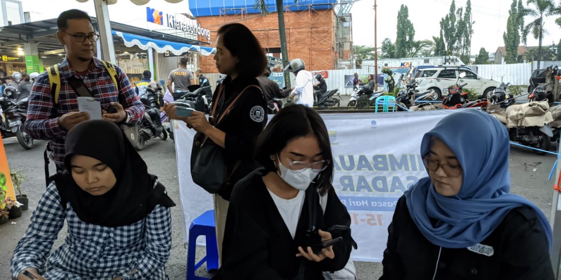 Pemkot Bandung data warga pendatang lewat Imbauan Simpatik yang digelar 15-16 April 2024.
Program ini dilakukan oleh Dinas Kependudukan dan Pencatatan Sipil (Disdukcapil) Kota Bandung di di sejumlah pintu kedatangan ke Kota Bandung. (FOTO: Humas Kota Bandung)