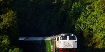 Kereta api sedang bersiap melintasi jembatan