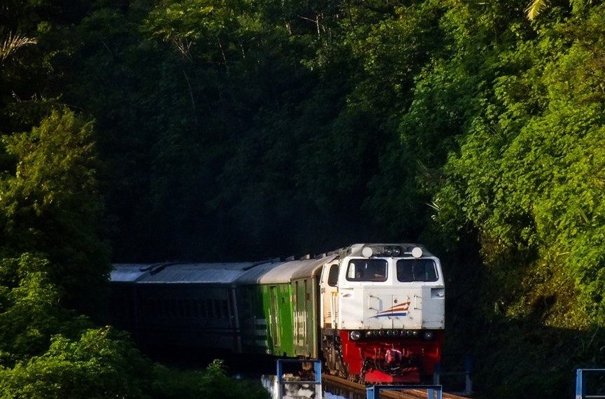 Kereta api sedang bersiap melintasi jembatan