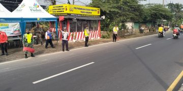 Polisi terus edukasi penyapu koin Jembatan Sewo Indramayu Minggu (14/4/2024) untuk menghindari kecelakaan.