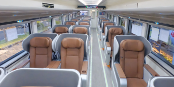 Kereta api kelas suite dan luxury