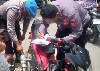 Patroli Polsek Depok Polresta Cirebon menyita knalpot brong dari pengendara sepeda motor di wilayah hukumnya Selasa 30 April 2024.