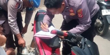 Patroli Polsek Depok Polresta Cirebon menyita knalpot brong dari pengendara sepeda motor di wilayah hukumnya Selasa 30 April 2024.
