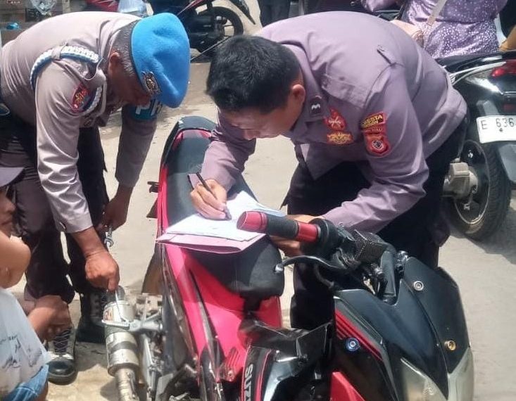 Patroli Polsek Depok Polresta Cirebon menyita knalpot brong dari pengendara sepeda motor di wilayah hukumnya Selasa 30 April 2024.